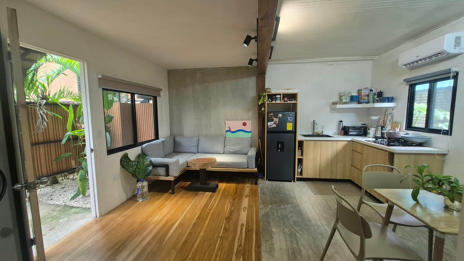 Studio with A/C on Calle Fuego Lodge, 50 m from the Main Road photo 3